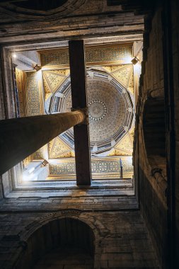 Yıllık sel sezonunda Nil Nehri 'nin berraklığını ve su seviyesini ölçmek için bir yapı olan Nilometre' nin kuyusu ve kubbesinin alt görüntüsü. Roda Adası, Kahire - 2 Eylül 2023