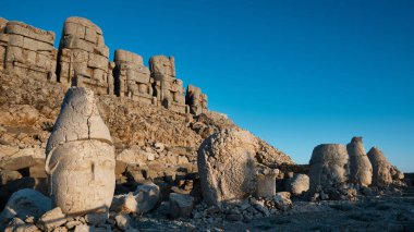 Adiyaman ilinin Nemrut Dağı 'nın doğu terasındaki heykeller. UNESCO Dünya Mirası Alanı