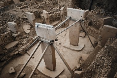 Göbekli Tepe 'nin arkeolojik kazı alanı. Neolitik Sığınak dünyanın en eski dini yapısıdır. UNESCO Dünya Mirası Alanı. Şanlıurfa, Türkiye - Temmuz 2022