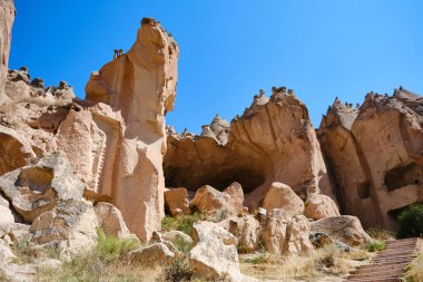 Zelve 'deki kireçtaşı peri bacasına oyulmuş antik kaya evleri. Kapadokya 'nın peri bacaları. Nevsehir 'deki Zelve Açık Hava Müzesi' nde taş serserileri. UNESCO Dünya Mirası