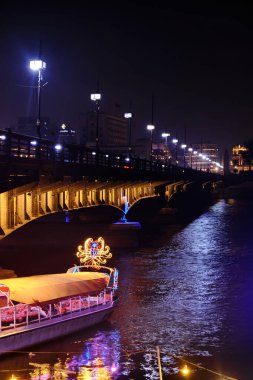 Gece vakti Qasr El Nil köprüsünü aydınlattı. Mısır, Kahire 'deki Nil Nehri üzerindeki köprü
