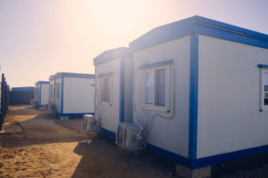 Mobil endüstriyel binalar. Tek katlı prefabrik sanayi binaları. İnşaat alanındaki prefabrik konteynır binaları 