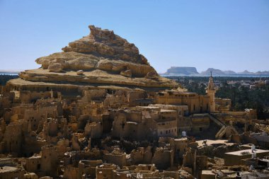 Siwa Oasis, Mısır 'daki Shali Kalesi ve Shali Dağı' ndaki çamur tuğlalı evlerin kalıntıları.
