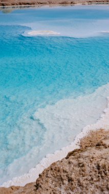 Turkuaz su ve beyaz tuzlu tuzlu tuzlu tuzlu bir göl. Siwa vahası, Batı Çölü, Mısır