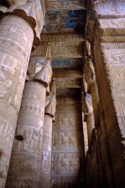 Hypostyle Tapınağı 'ndaki Colonnade. Sütunlar kabartmalar ve hiyerogliflerle süslenmiş. Dendera Tapınağı kompleksi, Qena, Mısır