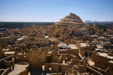Siwa Oasis, Mısır 'daki Shali Kalesi ve Shali Dağı' ndaki çamur tuğlalı evlerin kalıntıları.