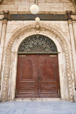 Muhammed Ali Paşa 'nın Büyük Camii' nin ya da Alabaster Camii 'nin giriş kapıları. Düşük açı. İslam Kahire, UNESCO Dünya Mirası sahası, Mısır