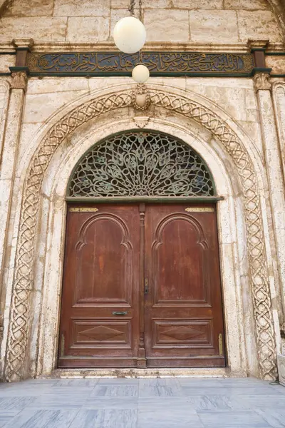 Muhammed Ali Paşa 'nın Büyük Camii' nin ya da Alabaster Camii 'nin giriş kapıları. Düşük açı. İslam Kahire, UNESCO Dünya Mirası sahası, Mısır
