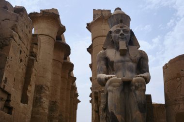 Ramses II 'nin heykeli Karnak Tapınağının girişinde duruyor. Luxor, Yukarı Mısır. UNESCO Dünya Mirası Alanı