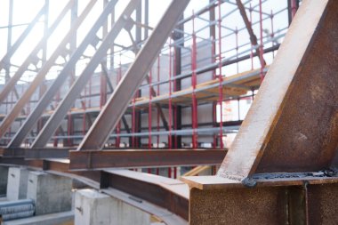 İnşaat alanında kaynaklı i-kirişleri ve iskeleleri var. Metal yapılar birleşiyor. Metal destekleyici yapılar
