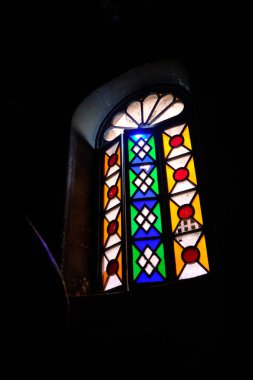 Dikey vitrinde kırmızı, yeşil, sarı, beyaz ve mavi panellerle canlı geometrik desenler vardır. Bu desen, tarihsel binanın iç kısımlarında yumuşak, koyu ve gölgeli bir ışık oluşturur.