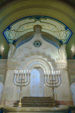 Zengin dekore edilmiş Yahudi sinagogu özenle tasarlanmış Nuh 'un Gemisi, parlak şamdanlar ve İbranice yazıtlar.