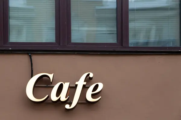 Caffè Iscrizione Incandescente Sotto Finestra Sulla Facciata Edificio Marrone — Foto Stock