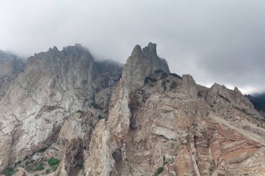 Dağ manzarası. Bulutlardaki görkemli dağlar