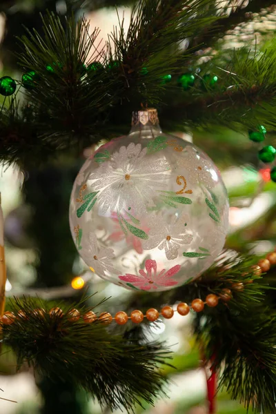 我们在家里庆祝新年 绿色云杉枝头上有花纹的玻璃球 靠近你 — 图库照片