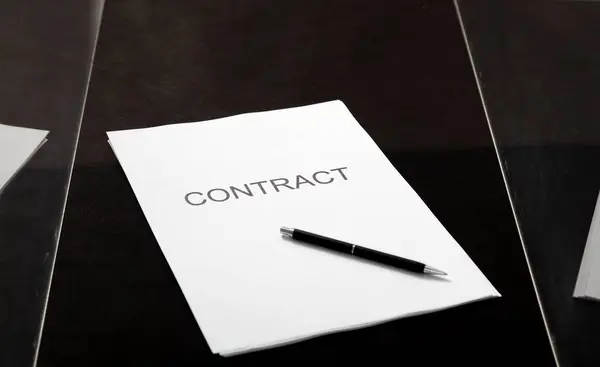 Przejrzysty Kontrakt Kontrakt Wydrukowany Papierze Długopisie Leży Szklanym Pudełku Close Obraz Stockowy