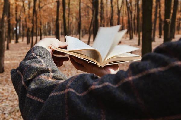 Χέρια Γυρίστε Τις Σελίδες Ενός Ανοιχτού Βιβλίου Στο Δάσος Του — Φωτογραφία Αρχείου