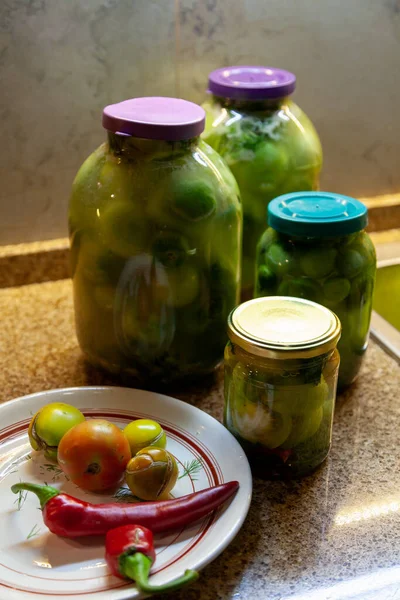 Preservación Del Hogar Frascos Vidrio Con Tomates Verdes Enlatados Colocan —  Fotos de Stock