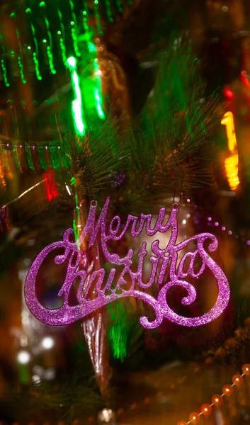 Fliederfarbene Inschrift Frohe Weihnachten Auf Abstraktem Verschwommenem Hintergrund Hintergrund Hängen — Stockfoto
