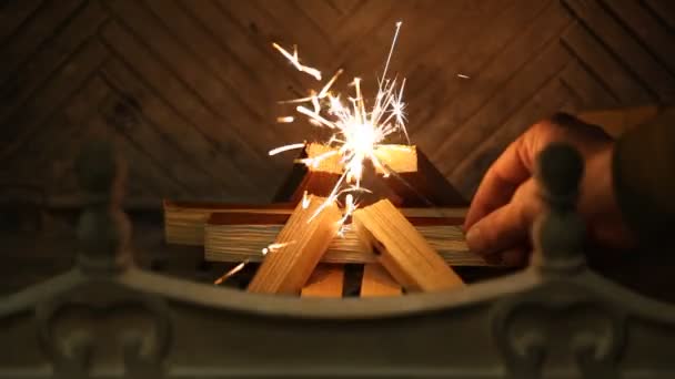 暖炉のスパークラー ベンガルのろうそくが付いている暖炉で手が火の木を灯します スパークラーは衰退する — ストック動画