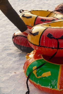 Bir kış günü kar altındaki bir dağdan tüp takmaya gitmek. Bir adam tüplerden birini tutarak tutuyor.