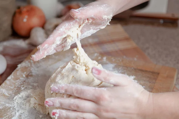 Buatan Tangan Dapur Dough Menempel Pada Tangan Seorang Wanita Sementara Stok Foto