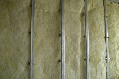 Dairenin iç bölümünün inşası için metal rehberlerden yapılmış bir çerçeve. Pencerenin karşısında.