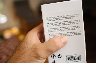 Londra, Birleşik Krallık - 25 Ekim 2022: POV Erkek Koleksiyoncu Modeli Skoda Vizyon D arabalı yeni bir karton paket tutuyor