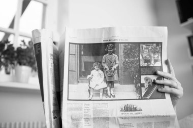 Paris, Fransa - 9 Eylül 2022: Oturma odası konferansları - En son İngiliz Financial Times gazetesinin kapak sayfasını okuyan kadın, ölümünden sonra Kraliçe 'ye saygılarını sunuyor - siyah ve beyaz fotoğrafçılık