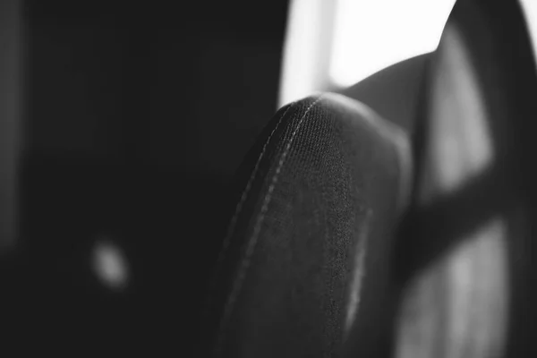 白い糸で縫い付けられた肘掛け椅子のアームレストの白黒写真 — ストック写真