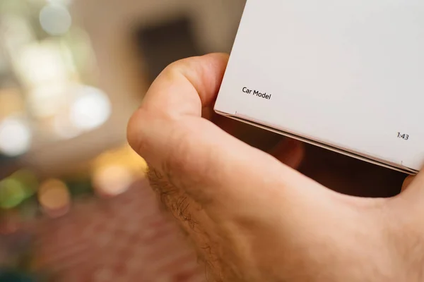 Χειροκίνητη Συσκευασία Λευκού Κουτιού Για Παρουσίαση Προϊόντος Για Χρήση Κλίμακα — Φωτογραφία Αρχείου