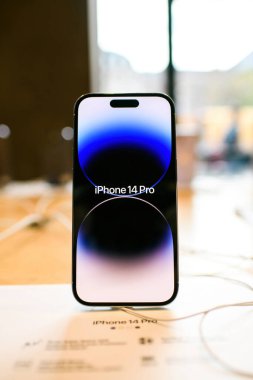 Paris, Fransa - 28 Ekim 2022: Yeni Apple Bilgisayarları iPhone 14 ön görünümü - bulanık arka plan