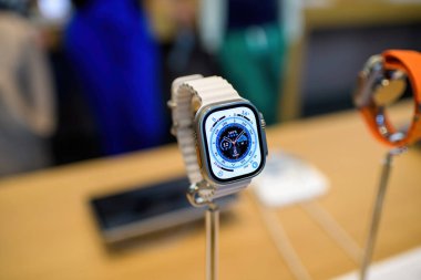 Paris, Fransa - 28 Ekim 2022: Apple mağazasında Apple Watch Ultra - yeni Wayfinder saat yüzünün yakın çekimi
