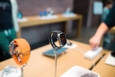 Paris, Fransa - 28 Ekim 2022: Apple mağazasında Apple Watch Ultra adlı yeni giyilebilir cihazın sunumu - arka planda müşteri eli