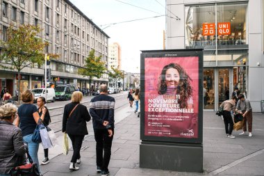 Strasbourg, Fransa - 28 Ekim 2022: Bıyıklı ve cinsiyet ayrımcılığı yapan genç bir kızla sokak reklamı