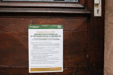 Strasbourg, Fransa - 28 Ekim 2022: Belediye binası, 25 Kasım 'dan 24 Kasım' a kadar yıllık Noel Pazarı 'nda vatandaşların kapısında özel tedbirlerle duyurular yaptı