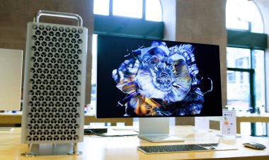 Paris, Fransa - 28 Ekim 2022: Apple Store 'daki XDR monitörünün yanında güçlü Mac Pro çalışma istasyonunun ön görünümü