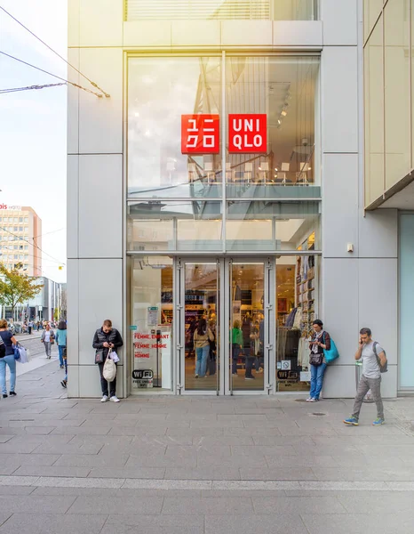 Strasbourg France Oct 2022 Uniqlo Store Facade Pedestrians Customers French — Stock Photo, Image