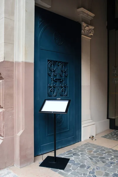 Χάλυβα Υποδοχή Είσοδο Μπροστά Από Μπλε Πολυτελή Μπλε Πόρτα Είσοδο — Φωτογραφία Αρχείου