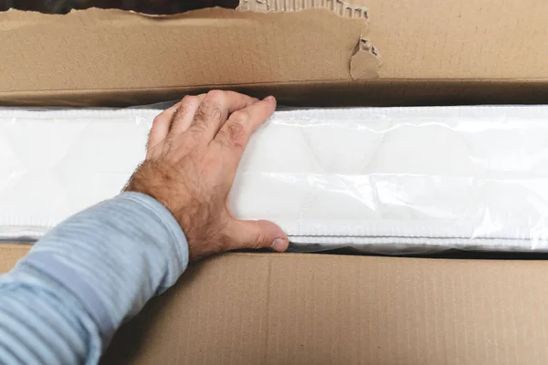 Pov Manliga Handen Håller Bort Från Förpackningen Unboxing Lyx Premium — Stockfoto