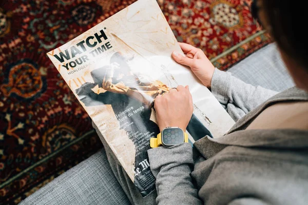 ロンドン 2022年9月28日 中で広告を読むファッショナブルな女性は 彼女の手首にアップルのコンピュータによって新しいApple Watch Ultraを身に着けているル モンド紙であなたの時間を見て 豪華な部屋 — ストック写真