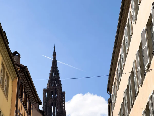 View Plane Trail Flying Notre Dame Strasbourg Cathedral — Stock Photo, Image