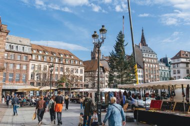 Strazburg, Fransa - 28 Ekim 2022: Geleneksel Noel Pazarı için Kleber yerleştirildi