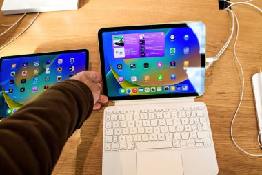 Paris, Fransa - 28 Ekim 2022: Yeni Apple Bilgisayarları iPad Air kullanan adam