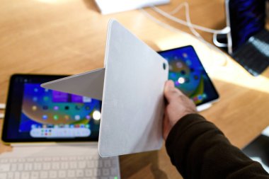Paris, Fransa - 28 Ekim 2022: iPad 'in 10. nesil Magic Keyboard Folio' sunun yan görüntüsü