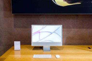 Paris, Fransa - 28 Ekim 2022: Yeni Apple Bilgisayarları iMac bilgisayarı rastgele Wallpepr - m1 Cpu silikon işlemcisi gösteriyor