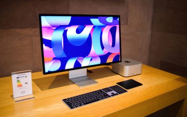 Paris, Fransa - 28 Ekim 2022: Yeni Apple Bilgisayar Stüdyosu M1 Ultra, USB-C, 10 gbe ethernet ve örgülü kablolar
