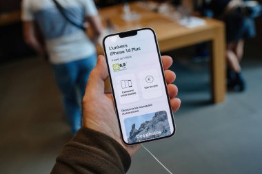 Paris, Fransa - 28 Ekim 2022: Yeni güçlü iPhone 14 + Apple Bilgisayarları 'nın yeni akıllı telefonu - telefonun 1169 avrodan başlayan birlikleri ve 6.9 avroluk tamir indeksi