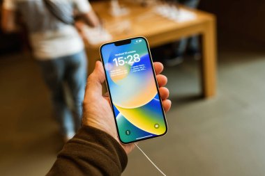 Paris, Fransa - 28 Ekim 2022: Yeni güçlü iPhone 14 yeni akıllı telefon Apple Bilgisayarlarından - renkli duvar kağıdı