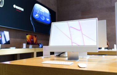 Paris, Fransa - 28 Ekim 2022: Yeni Apple Bilgisayarları için kahraman nesne iMac hepsi bir bilgisayarda Apple Watch serisi 8 'in reklamları arka planda